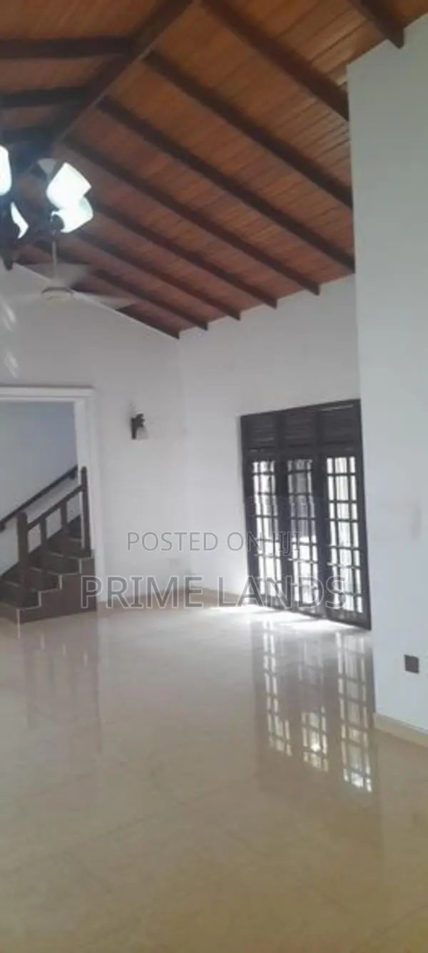 ගම්පහ දෙමහල් නිවසක් විකිනීමට