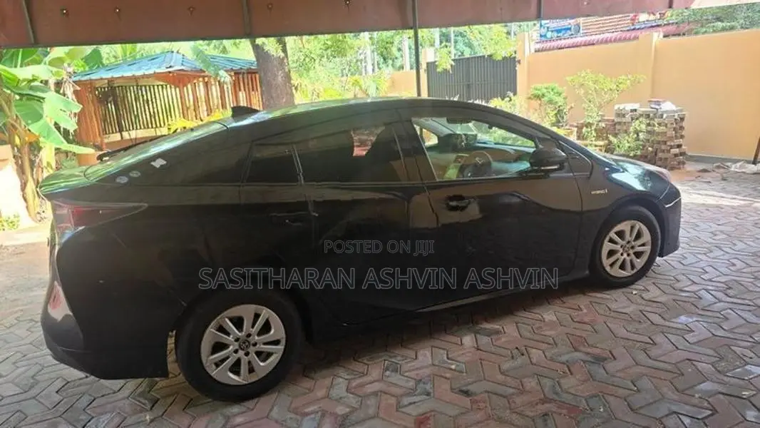 Toyota Prius V4 2016