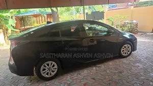 Toyota Prius V4 2016