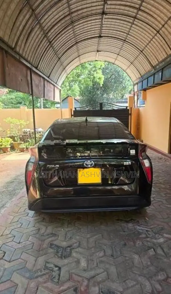 Toyota Prius V4 2016