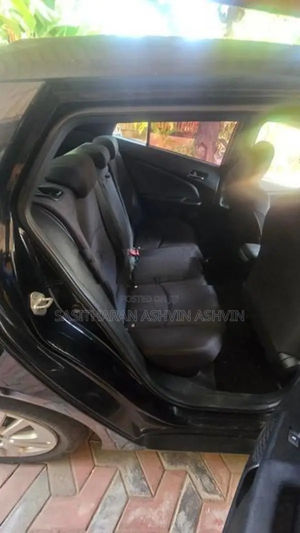Toyota Prius V4 2016