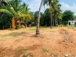 පූජා නගරයට සමීපයෙන් සින්නක්කර බිම් කොටස් අනුරාධපුර