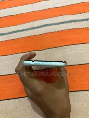 Apple iPhone SE 2 (Used)