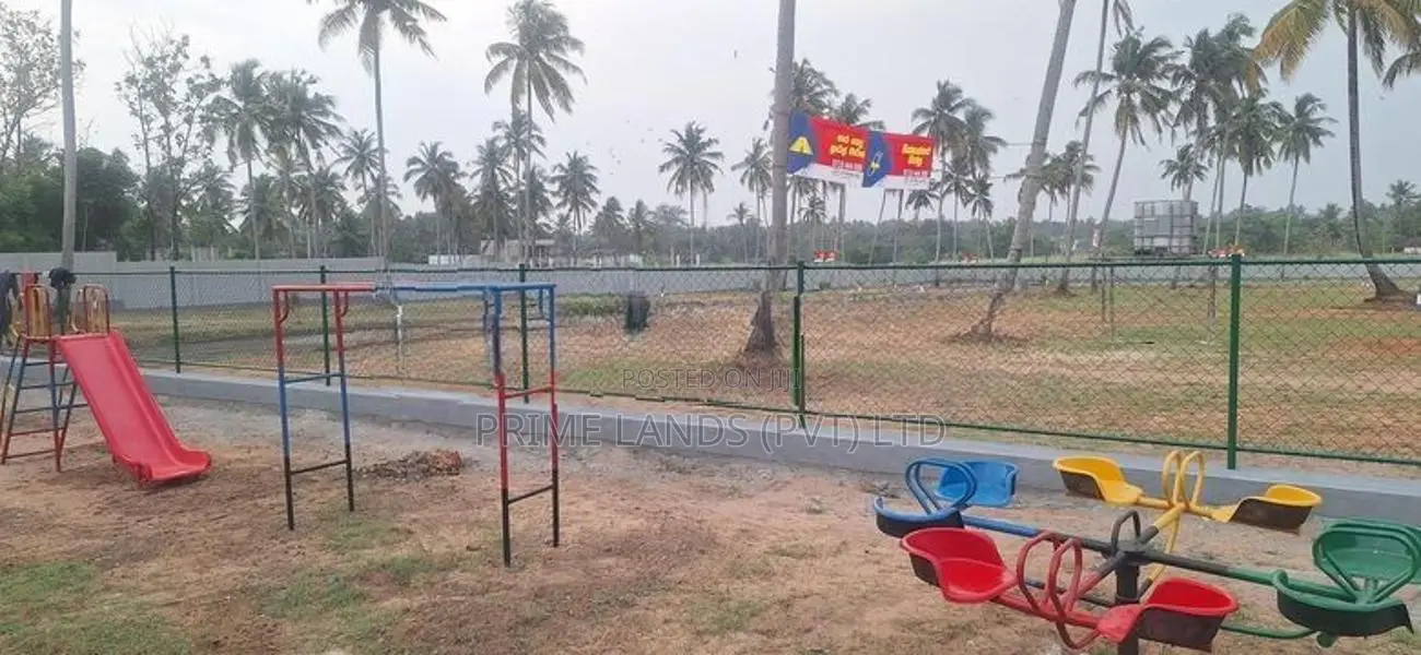 කුරුණෑගල නගරයේ පාසල් ළඟින් ඉඩම
