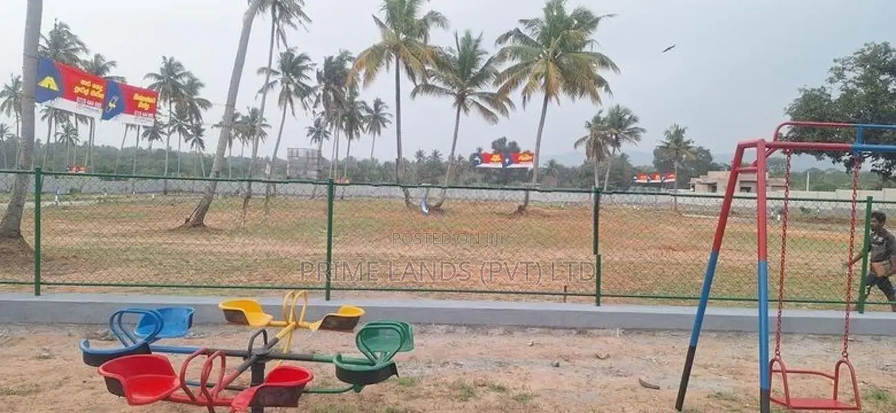කුරුණෑගල නගරයේ පාසල් ළඟින් ඉඩම