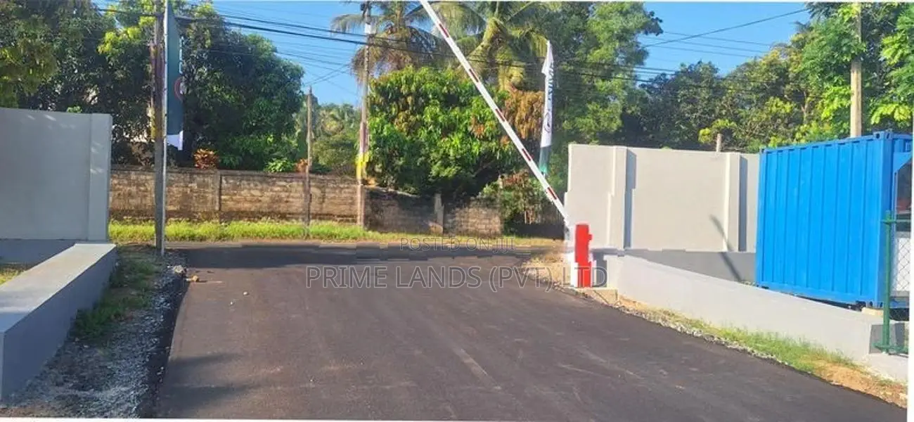කුරුණෑගල නගරයේ පාසල් ළඟින් ඉඩම