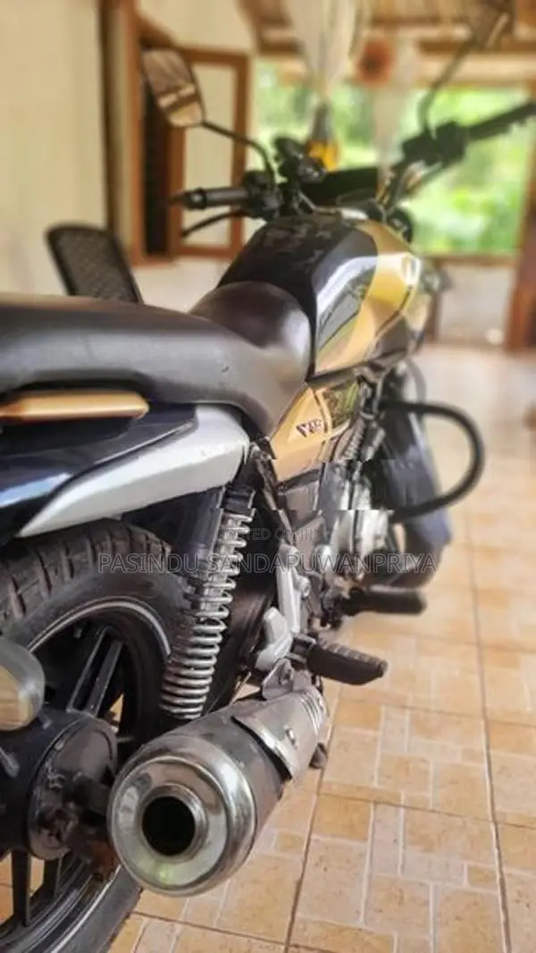 Bajaj V15 2016