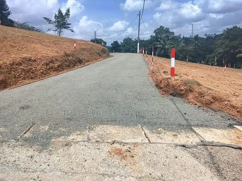 මීපේ ඉංගිරිය (124) ප්‍රධාන බස් පාරට මුහුණලා බිම්කොටස් විකිණීමට
