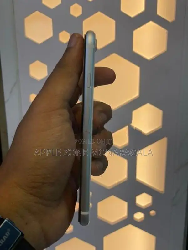 Apple iPhone SE 2 128GB (Used)