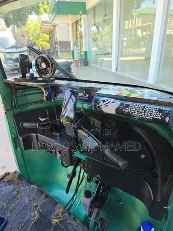 Bajaj RE 205 2011