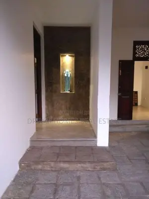 Exquisite 4-Bedroom House in Palawatta