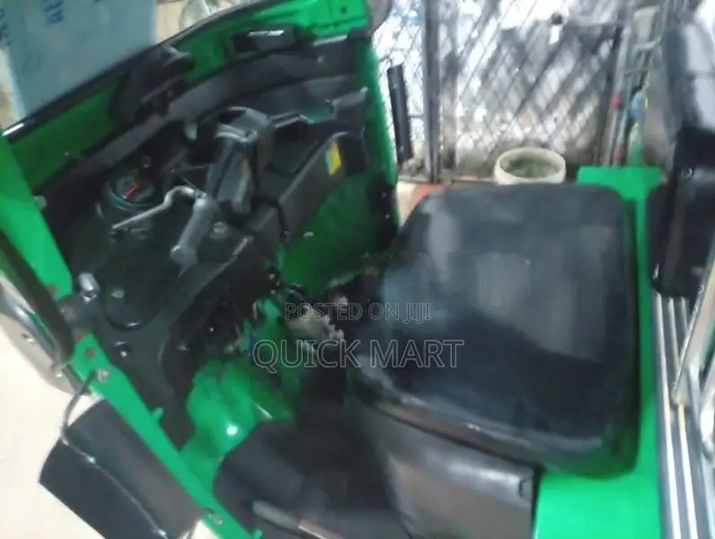 Bajaj RE 2019