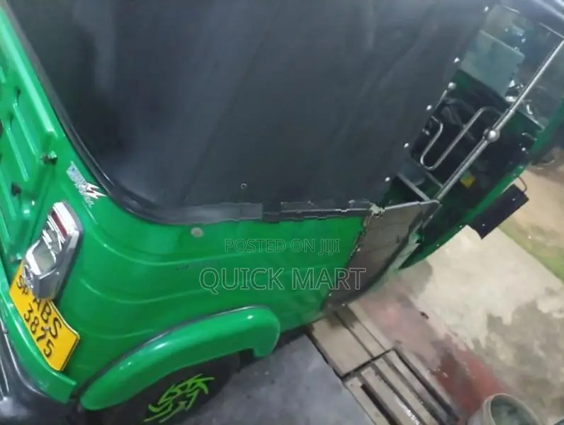 Bajaj RE 2019