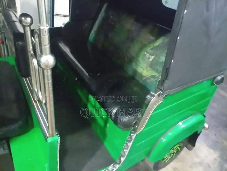Bajaj RE 2019
