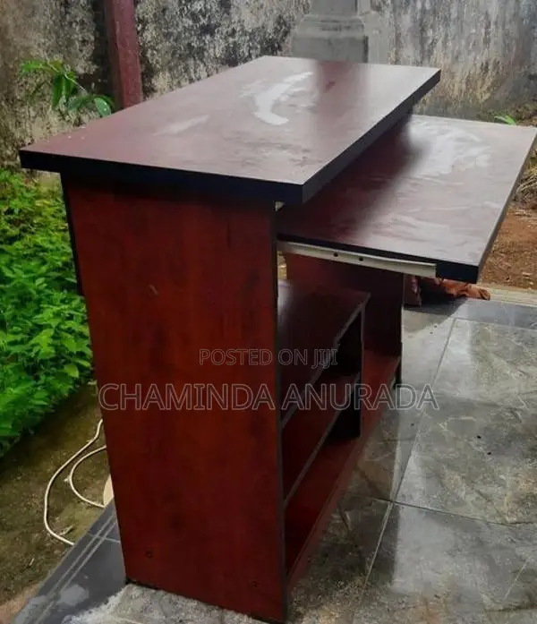 පරිගනක මේසයක්