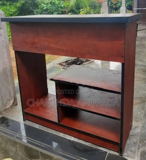 පරිගනක මේසයක්