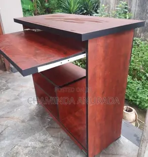 පරිගනක මේසයක්