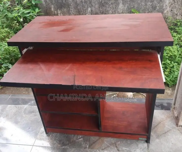 පරිගනක මේසයක්