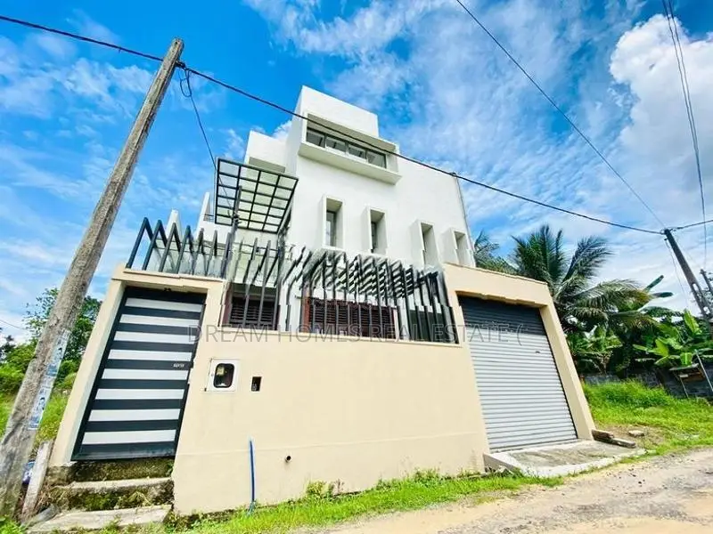 4 Bedroom House for Sale – Athurugiriya, Mullegama