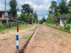පොතුහැර අධිවේගී පිවිසුමට සමීපයෙන් බිම් කොටස්
