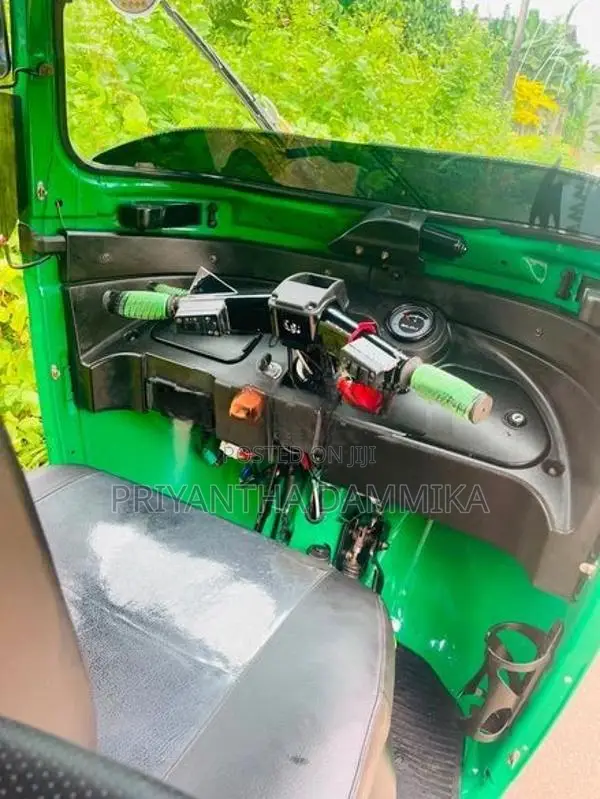 Bajaj RE 2019