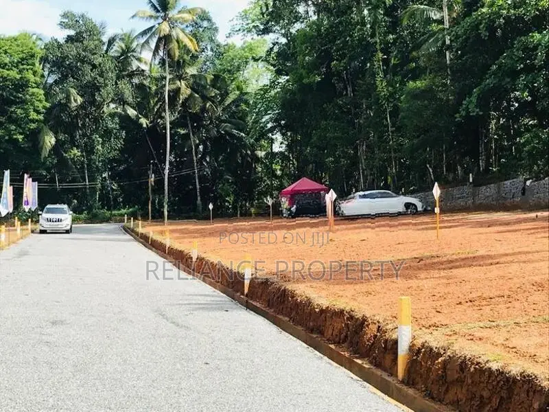 හෝමගම නගරයේ 129 මාර්ගයට ආසන්නව බිම් කොටස්
