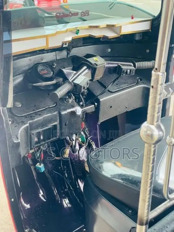 Bajaj RE 205 2015
