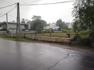 පිලියන්දල කහපොල බස් පාරට මුහුනලා බිම් කොටසක් විකිණීමට