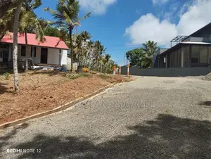 ගාල්ල - හපුගල ප්‍රධාන මාර්ගයට ආසන්නව