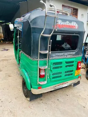 Bajaj RE 205 2011