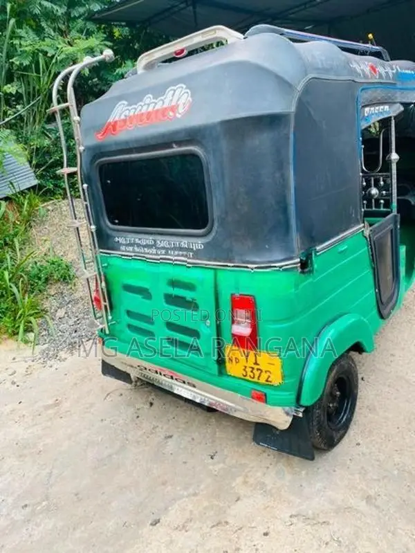 Bajaj RE 205 2011
