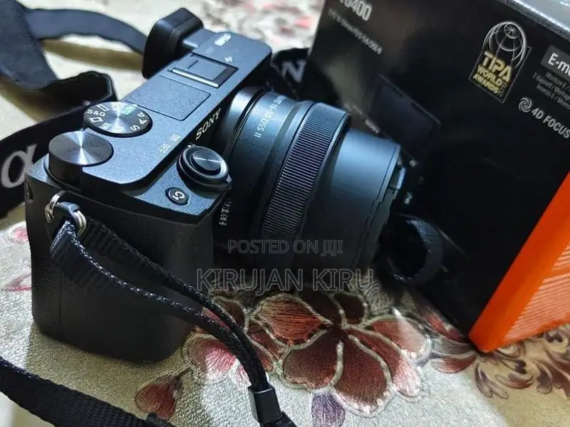 Sony Alpha A6400 with 16-50mm Kit Lens