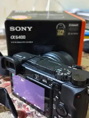 Sony Alpha A6400 with 16-50mm Kit Lens