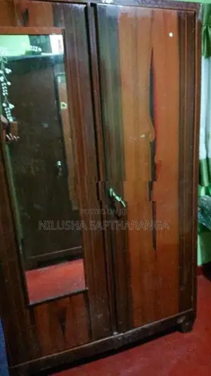 දොර දෙක අල්මාරි