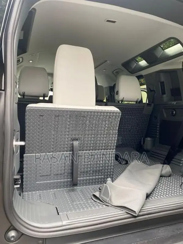Land Rover Defender 2026
