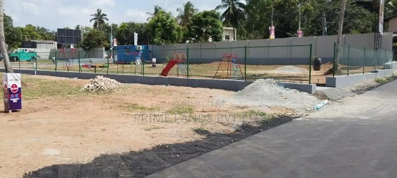 ඉඩමක් මල්කඩුවාවෙන්