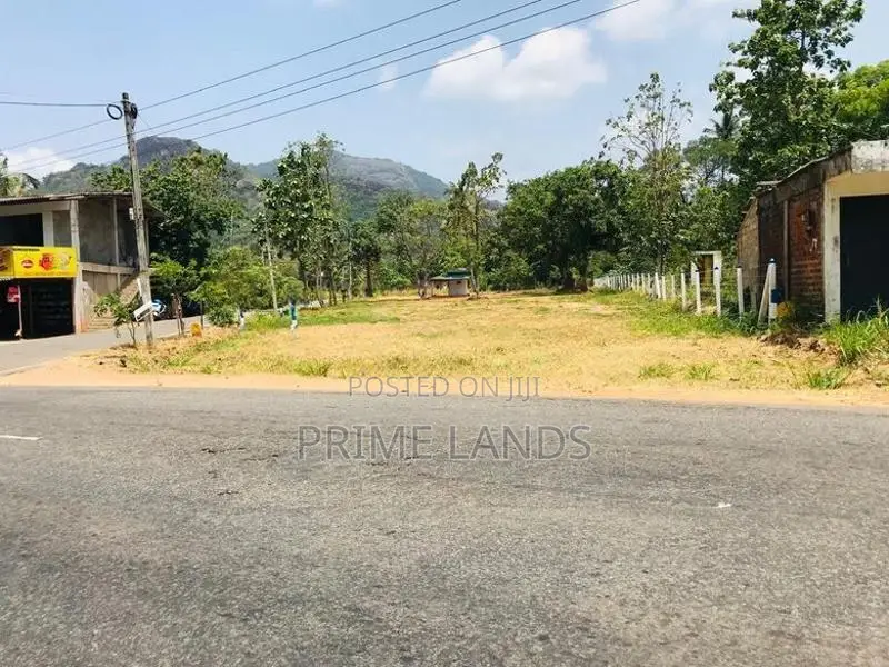 මාතලේ බස් පාරට මුහුණලා නේවාසික බිම් කොටස්