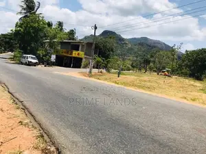 මාතලේ බස් පාරට මුහුණලා නේවාසික බිම් කොටස්
