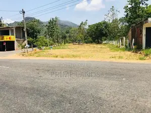 මාතලේ බස් පාරට මුහුණලා නේවාසික බිම් කොටස්