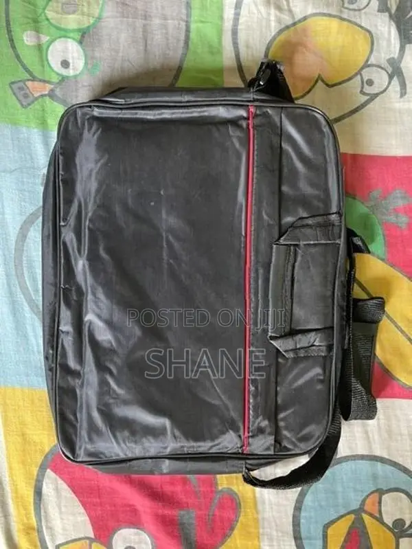 Sleek Black Laptop Bag – Stylish with Durable!