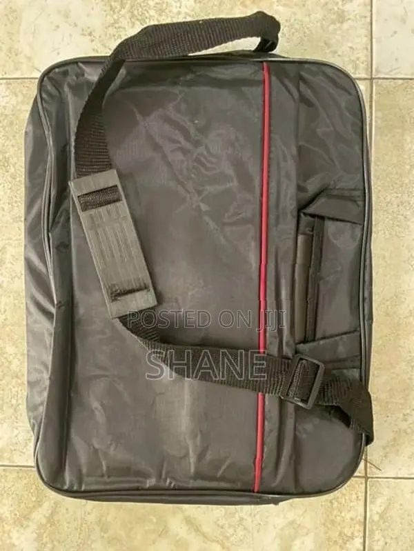 Sleek Black Laptop Bag – Stylish with Durable!