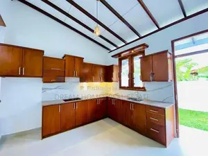 Beautiful Brand New Residence with 4 Bathrooms – Athurugiriya