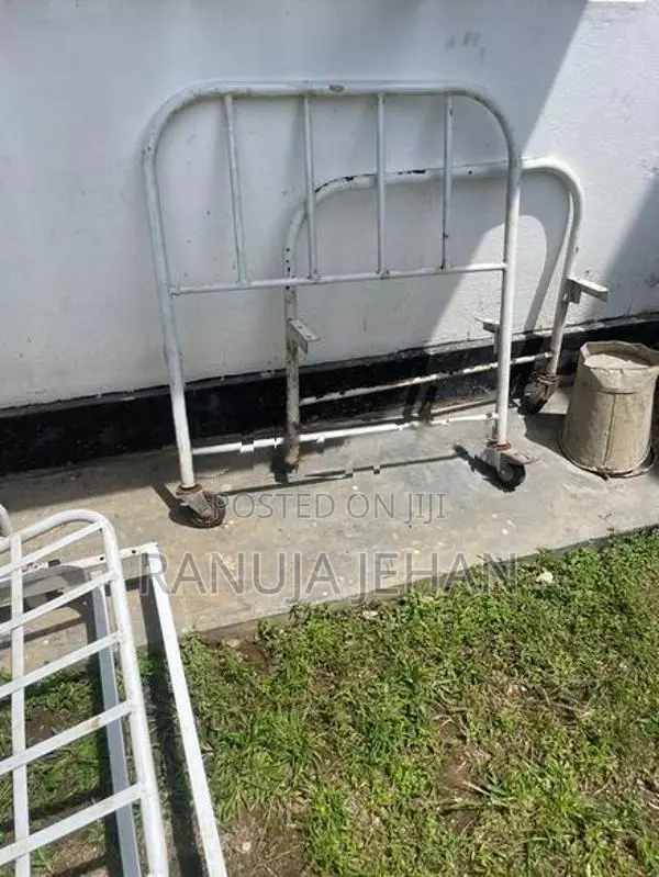 Adjustable hospital bed