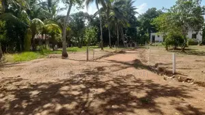අනුරාධපුර නගරයට ඉඩමක්
