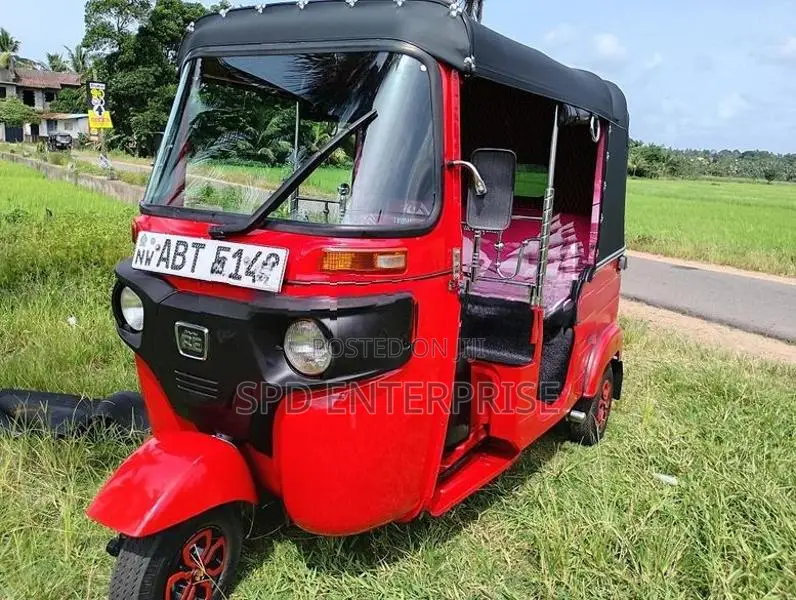 Bajaj RE 2019