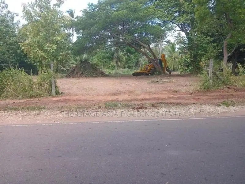 ගල්පාලම බස්පාරට මුහුනලා ඉඩමක් විකිනිමට පෙරිමියන්කුලම