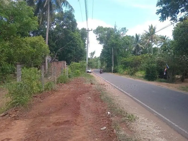 ගල්පාලම බස්පාරට මුහුනලා ඉඩමක් විකිනිමට පෙරිමියන්කුලම