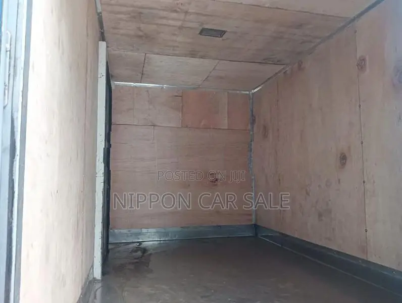 Isuzu 250 10/5 feet 2004