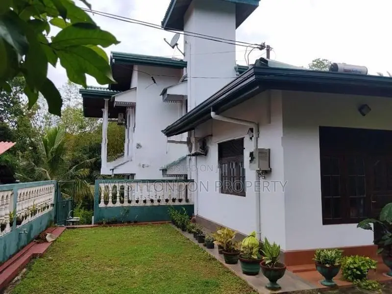 Spacious House with Large Land for Sale in Kadawatha!
