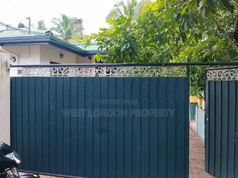 Spacious House with Large Land for Sale in Kadawatha!